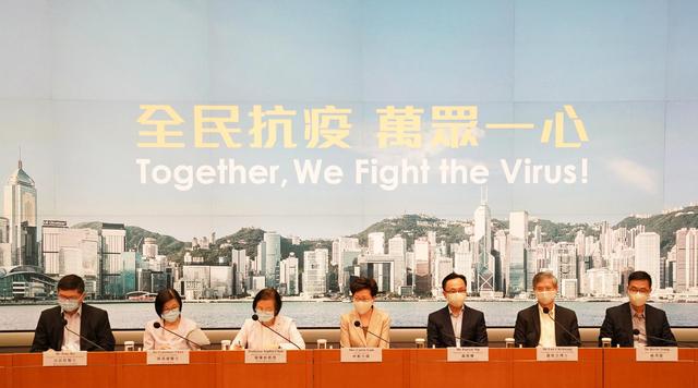 홍콩의 코로나19 신규 확진자가 속출하면서 홍콩특별자치구 행정부가 긴급 기자회견을 하고 있다. 사진의 가운데가 케리람(林郑月娥) 행정장관의 모습이다. 사진제공=신화사