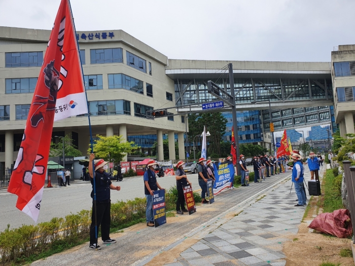 축산경마산업비상대책위원회 소속 회원들이 김현수 장관과 농림축산식품부를 규턴하는 시위를 벌이고 있다.