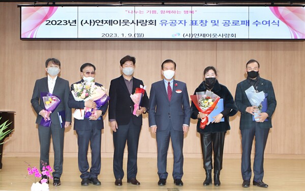 한국마사회 부산연제지사는 지난 9일 연제구청에서 열린 사단법인 연제이웃사랑회가 주관하는 유공자 표창 및 공로패 수여식에서 표창을 받았다고 밝혔다.(사진=한국마사회 제공)