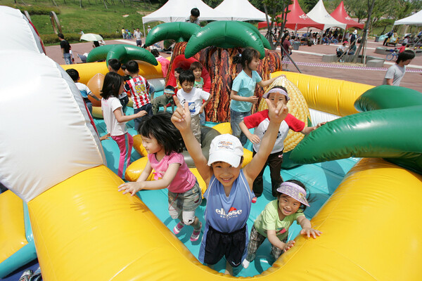 렛츠런파크 부산경남이 4년 만에 마스크 없이 즐기는 어린이날 축제를 개최한다.